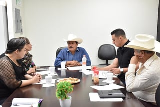 Se realizó la primera sesión de trabajo de la comisión de Alcoholes de Cabildo, que preside Julio Ramírez Fernández, y se contó con la asistencia del director del departamento, Armando Quiriarte. (EL SIGLO DE TORREÓN)