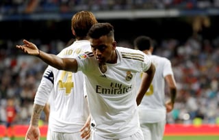 Rodrygo Goes festeja luego de anotar su primer gol con el Real Madrid, mismo que marcó en su primer intento tras entrar de cambio a los 71 minutos. (EFE)