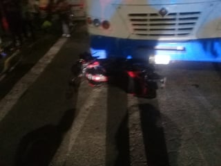 Conductor de camión de transporte público arrolla a motociclista; hay seis lesionados tras el percance. (EL SIGLO DE TORREÓN)
