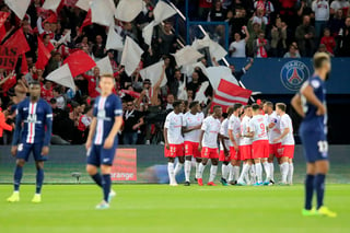 Los jugadores del Reims festejan luego del primer gol ante los parisinos en el Parque de los Príncipes. (AP)