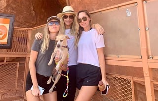 Tras darse a conocer su rompimiento con la bloguera Kaitlynn Carter, la cantante y actriz estadounidense Miley Cyrus disfruta del Gran Cañón junto con su madre Tish y su hermana Brandi. (INSTAGRAM)