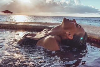 Angelique Boyer delita a sus fieles admiradores con fotografía donde luce su tonificado abdomen en un bikini de dos piezas que ha dejado impactados a sus seguidores de Instagram. (INSTAGRAM)