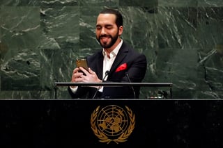 El presidente salvadoreño Nayib Bukele podría haberse incorporado el jueves a la lista de líderes que producen momentos memorables en la Asamblea General de las Naciones Unidas al iniciar su discurso tomándose una selfie. (AP)