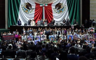 Padres y grupos de apoyo de los 43 estudiantes de Ayotzinapa, desaparecidos hace cinco años, se manifiestan este jueves en el pleno de la Cámara de Diputados, en Ciudad de México. (EFE)
