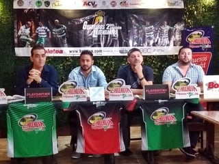 En la conferencia de prensa, tanto el lagunero Osmar Mares como el paraguayo Denis Caniza, presentaron las playeras con las que jugarán. (ESPECIAL) 
