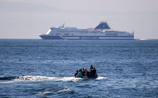 Al menos cinco niños y dos mujeres murieron hoy, mientras que 12 personas fueron rescatadas con vida, luego que el bote en el que viajaban naufragó frente a la isla Inous, en Grecia. (ARCHIVO)