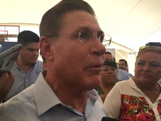 El gobernador de Durango, José Rosas Aispuro Torres, anunció un recurso extraordinario en breve para Gómez Palacio, además de reforzar el tema de seguridad con la entrega de más patrullas y cámaras de videovigilancia. (FABIOLA P. CANEDO)