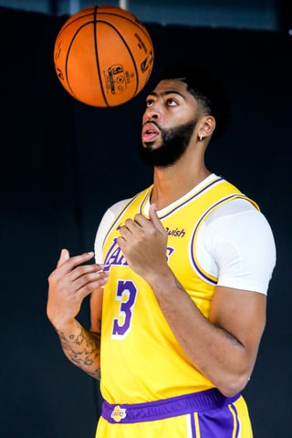 Anthony Davis llegó a los Lakers, para junto a LeBron James, regresar al popular equipo a la postemporada. (AP)