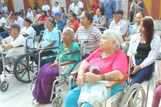 La asociación facilitó sillas de ruedas y otros aparatos. (EL SIGLO DE TORREÓN / Mary Vázquez)