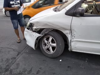Se impactan camioneta y auto en el Centro de Torreón.