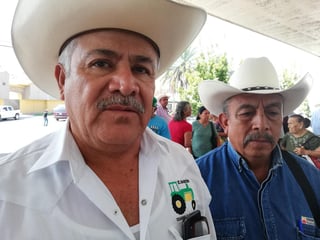 Maximiliano Olvera Coreña, representante del Barzón en Coahuila y Durango, informó que el pasado viernes se entregaron los contratos de arrendamiento y de derechos del agua de río por parte de personal de Conagua. (EL SIGLO DE TORREÓN)