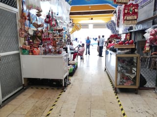 Aseguran que el Mercado Benito Juárez no ha sido embargado por el IMSS, pero dicen que personal se llevó algunos objetos de oficina. (VIRGINIA HERNÁNDEZ)