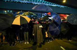 En esa ocasión, los manifestantes abrieron paraguas para defenderse de los gases lacrimógenos. (EFE)