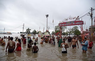  Las lluvias monzónicas azotaban el domingo partes de la India, mientras las autoridades han reportado 42 personas muertas. (EFE)