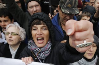 En la movilización de Moscú, que fue autorizada, los participantes coreaban: ¡Libérenlos a todos! (AP)