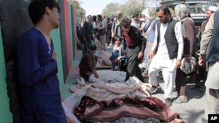 Los residentes de la zona cargaron los cuerpos de los muertos hasta Gazni, capital de la provincia homónima. (AP)