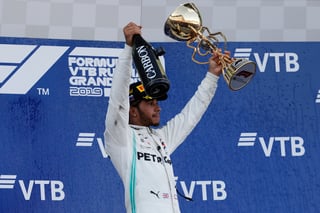 El británico Lewis Hamilton se llevó el triunfo en el Gran Premio de Rusia, y extendió su ventaja en la clasificación de pilotos. (AP)