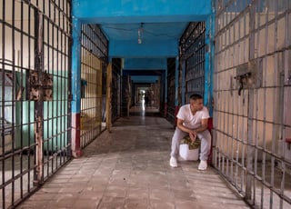 Este lunes cerró oficialmente el Penal del Topo Chico, una de las penitenciarías más antiguas e ingobernables del país donde las fugas, asesinatos, extorsiones y el autogobierno del crimen organizado, crearon una 'bomba' que explotó cíclicamente en varias ocasiones en los últimos años. (ARCHIVO)