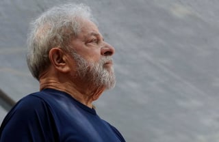El expresidente brasileño Luiz Inácio Lula da Silva, que cumple en prisión una condena por corrupción desde abril de 2018, rechazó este lunes la posibilidad ofrecida por los fiscales de salir de la cárcel bajo condiciones, y dijo que no cambia su dignidad por libertad. (ARCHIVO)