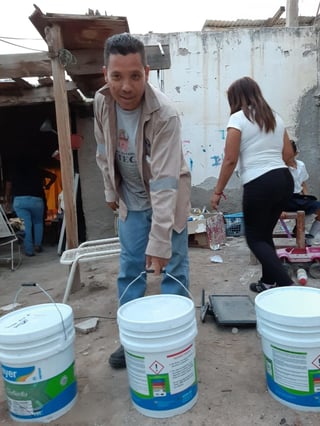 En la colonia Francisco Villa Sur, se efectuaron 60 acciones de pintura para igual número de familias beneficiadas, atendiendo las demandas de personas que realmente lo necesitan. (EL SIGLO DE TORREÓN)