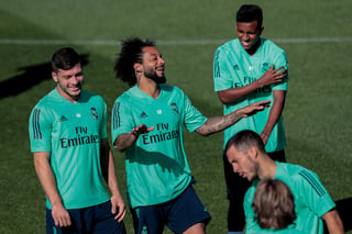 El lateral brasileño Marcelo (c) podrá estar disponible con los merengues para jugar en la Champions League. (AP)