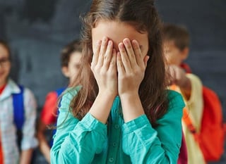 Las familias encuentran en una póliza así un beneficio en caso de que sus hijos sufran de acoso en la escuela. (INTERNET)