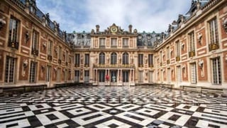 El Palacio de Versalles, una de las mayores atracciones turísticas del mundo, y la plataforma cultural del gigante tecnológico Google han recreado una visita en realidad virtual que permite pasear por la antigua residencia de Luis XIV desde cualquier lugar del mundo. (ESPECIAL)
