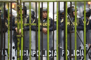 Unos 300 efectivos de las Fuerzas Especiales de la Policía Nacional de Perú resguardan hoy la sede del Congreso. (EFE)