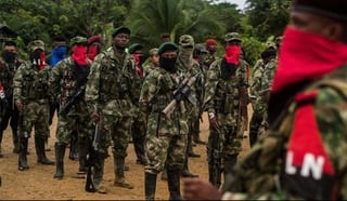La Fiscalía General de Colombia ordenó el martes la captura de tres de los principales jefes del grupo guerrillero Ejército de Liberación Nacional como presuntos autores del homicidio de dos periodistas colombianos. (ARCHIVO)
