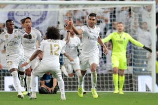 El brasileño Casemiro (d) anotó el tanto de la igualdad para el club blanco en el Estadio Santiago Bernabéu. (AP)