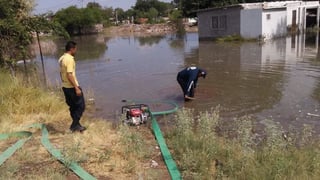 La dirección de Protección Civil solicitó ya tres motobombas más para el apoyo del desazolve de agua durante las lluvias. (EL SIGLO DE TORREÓN/BEATRIZ A. SILVA)