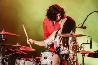 Demuestra su amor. La cantante chilena, Mon Laferte, puso una foto en su cuenta de Instagram besando a la baterista. (ESPECIAL) 