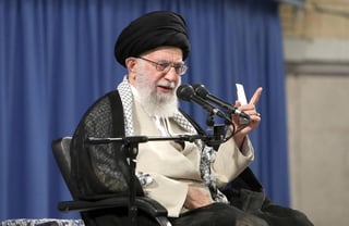 El líder supremo de Irán, el ayatolá Ali Jamenei, amenazó hoy con reducir aún más sus compromisos adquiridos en el acuerdo nuclear de 2015. (ARCHIVO)