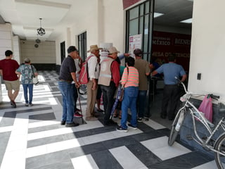 Adultos mayores acuden a las oficinas de la Secretaría del Bienestar a solicitar información para el cobro de su pensión.