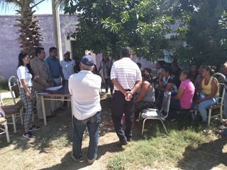 Personal del Ayuntamiento de Lerdo acudió ayer a Picardías para dialogar con algunos de los afectados. (EL SIGLO DE TORREÓN)