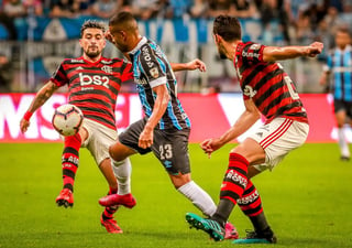 Flamengo dominó, pero no pudo sacar la victoria en su visita a Porto Alegre. (EFE)
