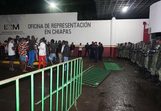 Migrantes y la Guardia Nacional de México mantuvieron un tenso choque en el municipio de Tapachula, en el suroriental estado de Chiapas, cerca a la frontera con Guatemala, luego de que un policía supuestamente agrediera y robara a un africano. (EFE)