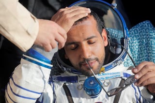 El astronauta emiratí Hazzaa AlMansoori, el primer árabe en viajar al espacio, regresó hoy a salvo la Tierra, después de una misión de una semana a la Estación Espacial Internacional. (EFE)