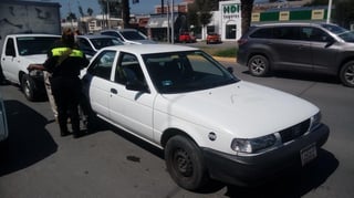 En operativos contra vehículos que portan placas vencidas en la ciudad de Torreón fue decomisada una unidad oficial del Ayuntamiento de Gómez Palacio. (ARCHIVO)