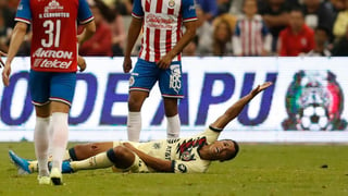 Giovani dos Santos salió lesionado en el Clásico, debido a una dura entrada propinada por Antonio Briseño. (CORTESÍA)
