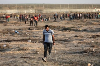 Un palestino murió y dieciocho resultaron heridos por disparos del Ejército israelí durante las protestas semanales que se registran desde hace más de año y medio en Gaza junto a la frontera con Israel, informaron fuentes médicas del enclave. (ARCHIVO)