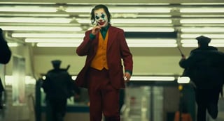 Usuarios de internet han tomado en modo de broma una campaña publicitaria en la que la película del villano de DC lleva el título de El Bromas en España, generando burlas a través de memes. (ESPECIAL)
