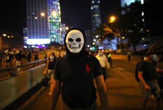 Miles de manifestantes enmascarados tomaron este viernes las calles de Hong Kong para protestar contra la aprobación de una ley de emergencia que prohíbe el uso de máscaras durante las protestas. (ARCHIVO)