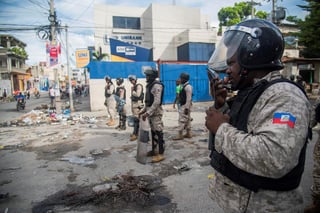 Varios miles de haitianos se manifestaron este viernes en las calles de Puerto Príncipe para denunciar la 'injerencia' de la comunidad internacional que, según ellos, sostiene en el poder al presidente, Jovenel Moise. (EFE)