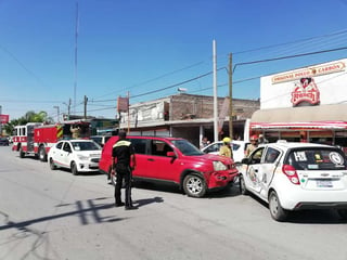 En calles de Gómez Palacio un taxista intentó dar vuelta en U sin las debidas precauciones y fue impactado por una camioneta. (EL SIGLO DE TORREÓN)