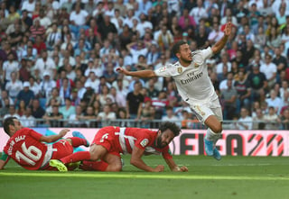 Eden Hazard (d) marcó su primer tanto con el Real Madrid, en la victoria 4-2 sobre Granada.
