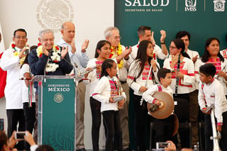 Al iniciar su tercer día de recorrido por la región mixteca, el presidente Andrés Manuel López Obrador hizo un homenaje a los migrantes mexicanos en Estados Unidos y pidió que la banda de música interpretara la Canción Mixteca. (NOTIMEX)