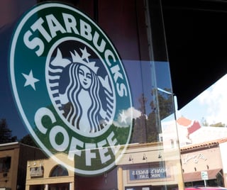 
En la imagen del la oferta fraudulenta se dice que Starbucks está regalando 500 pesos de cupón gratis para todos, para celebrar su 50 aniversario y pone un link para obtener el cupón. (ARCHIVO)