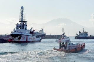 El barco de la organización 'Open Arms' espera indicaciones para rescatar a 40 migrantes, entre ellos cuatro niños. (EFE)