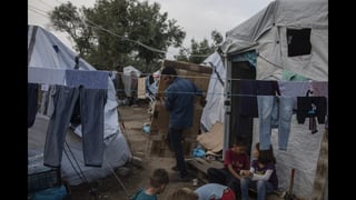 Un ferry partió de Lesbos con los migrantes, quienes vivían hacinados en un campamento. (AP)